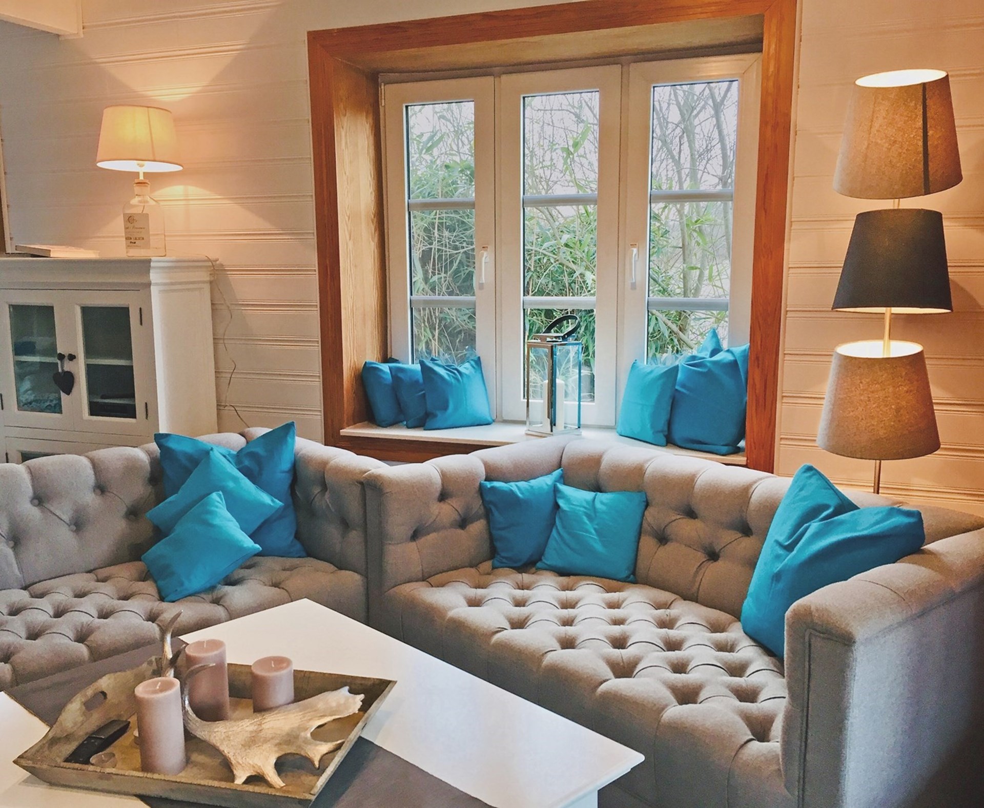 Wohnzimmer in Villa im skandinavischen Design