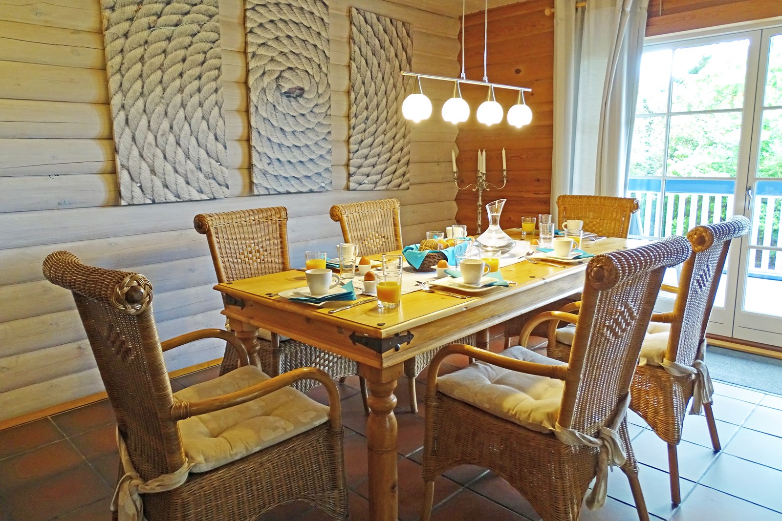 Esszimmer in exklusivem Blockhaus