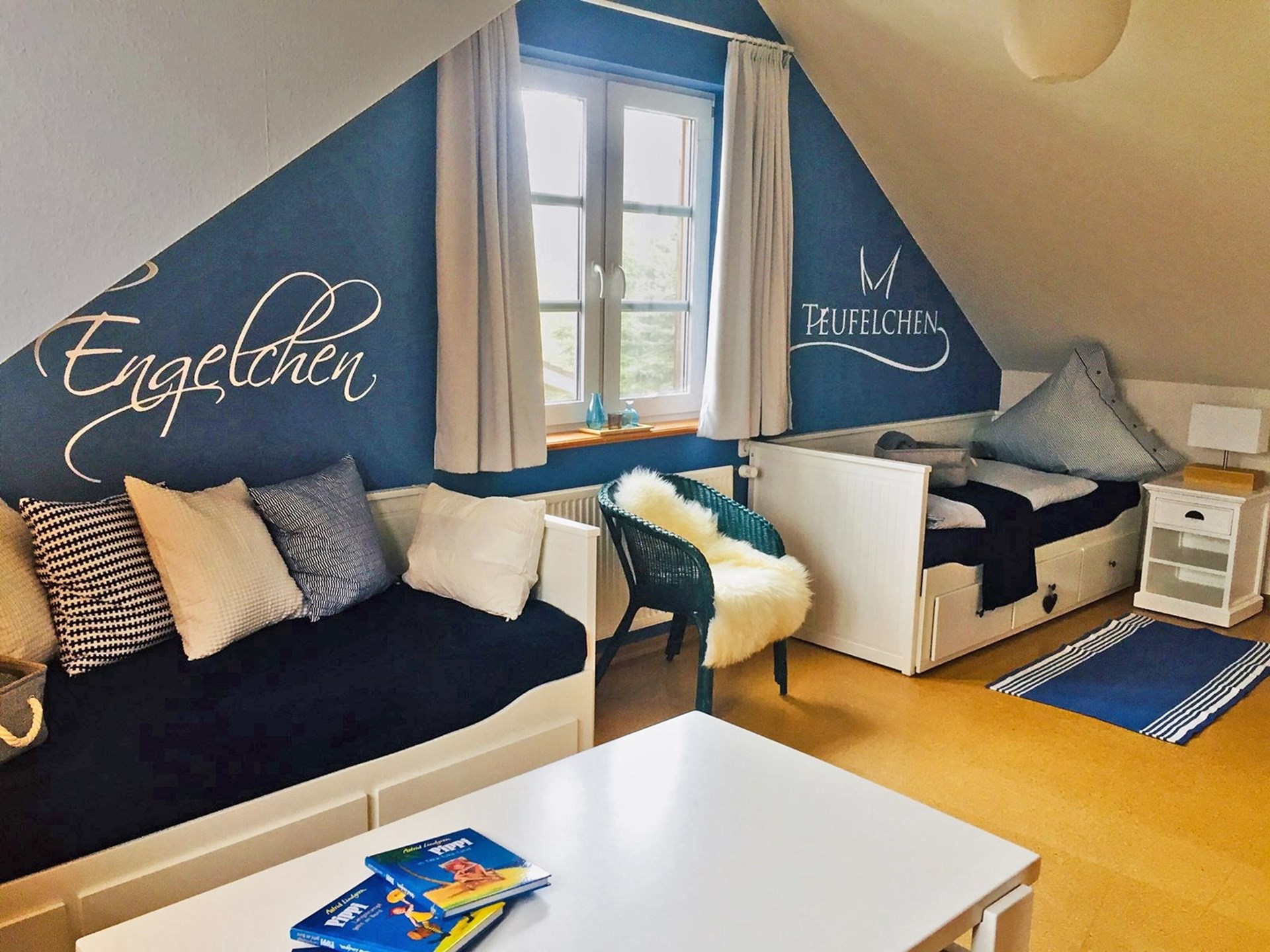 Wohnzimmer in Villa im skandinavischen Design