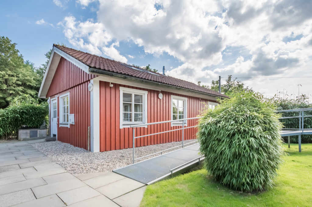 Rotes Haus im hyggeligen Design