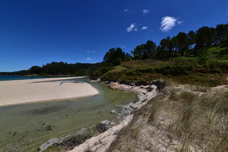 Strand in Muxia in Spanien, unentdeckt und menschenleer Auf Bullitour in Europa - Muxia in Spanien am Strand
