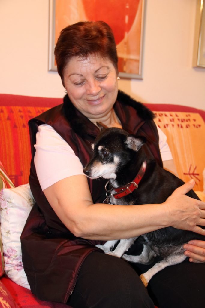 Die 17 Jahre alte Bella und ihr Frauchen