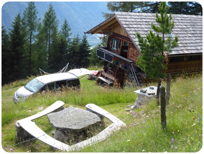 Auto vor Hütte