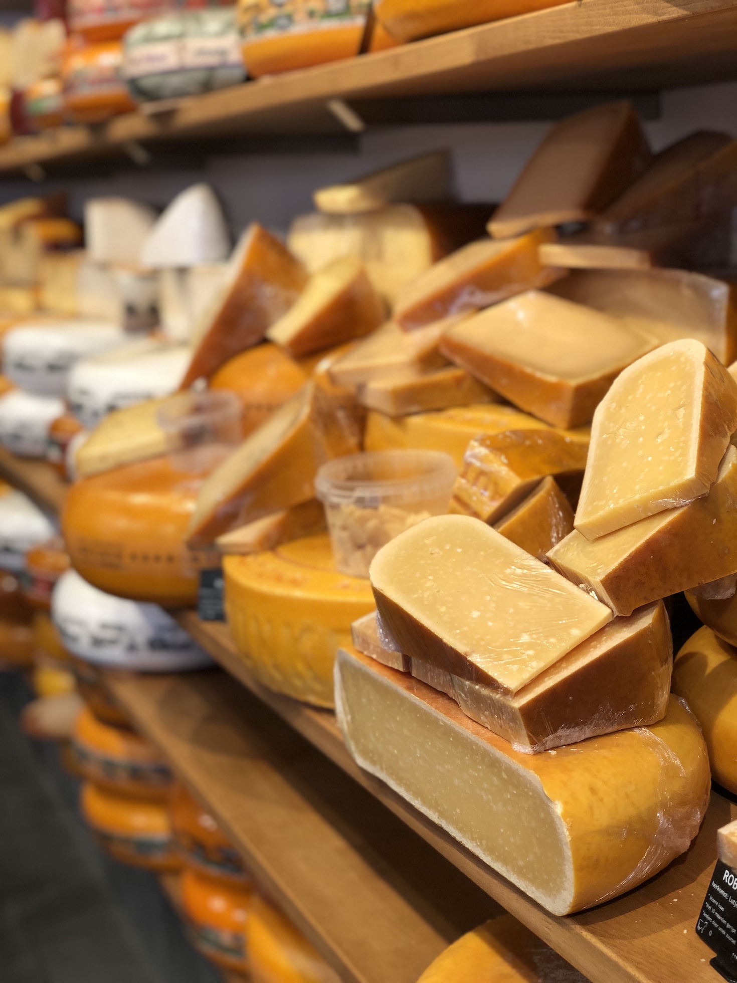 Jede Menge Käse im Regal