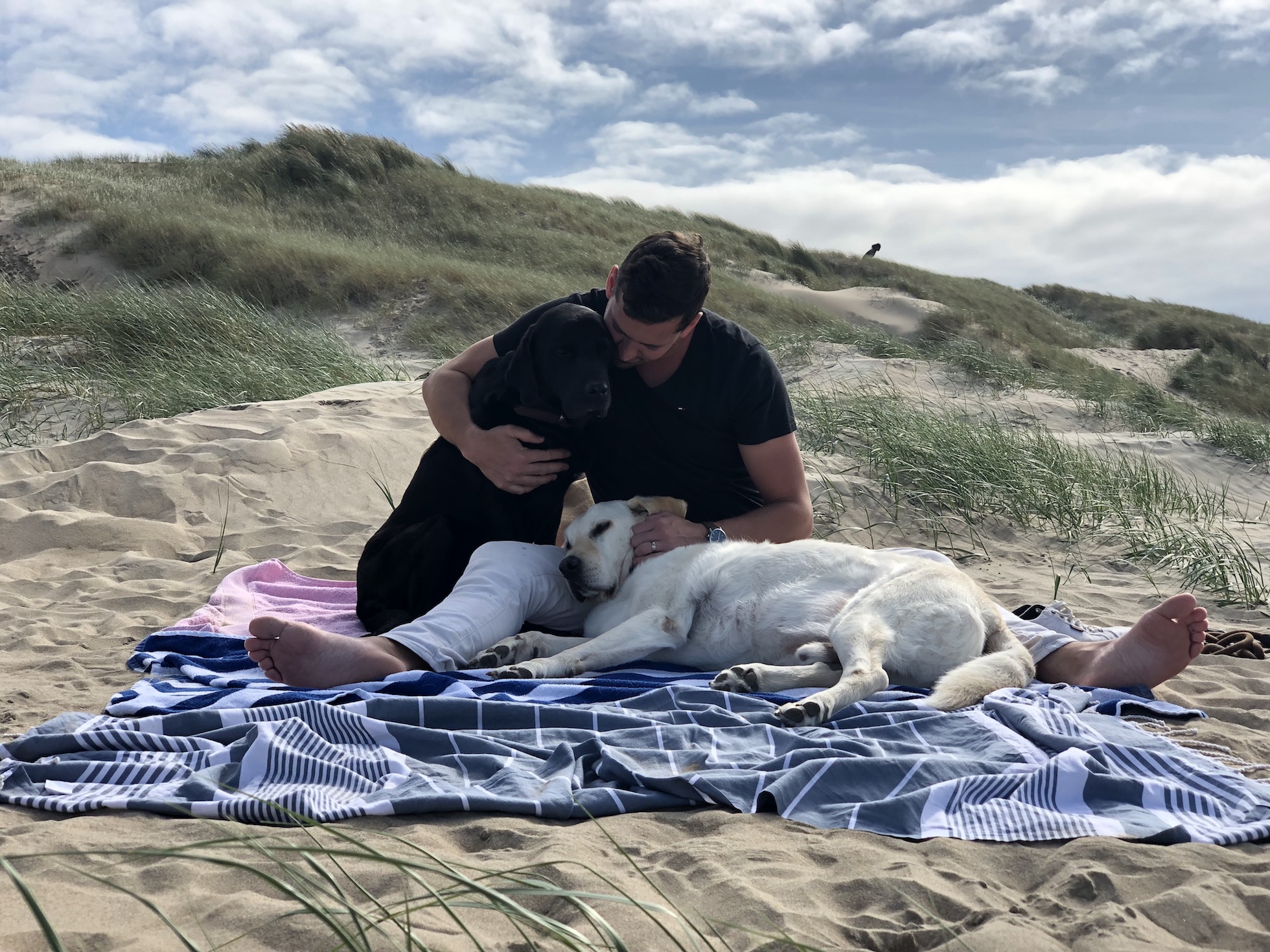 Chris mit zwei Hunden