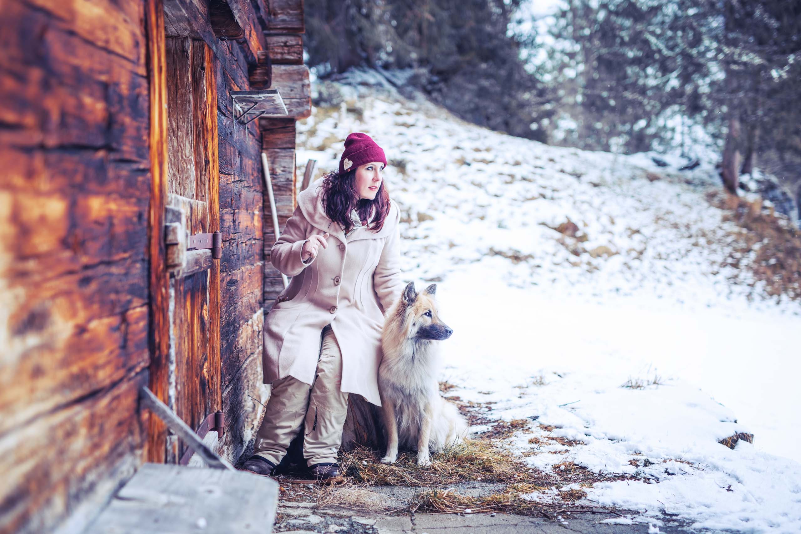 Frau mit Eurasier an Schweizer Berghütte