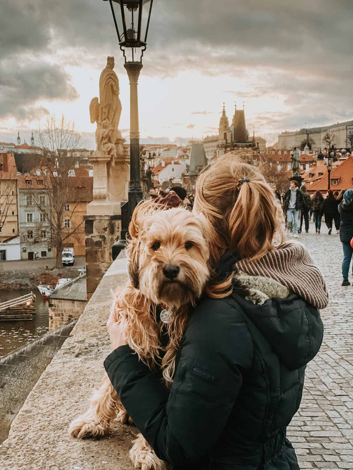 Dayana mit Tibetterrier Rudi auf der Karsbrücke in Prag
