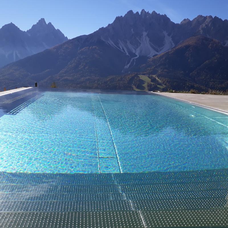 Glinzhof Pool im Sommer mit Ausblick