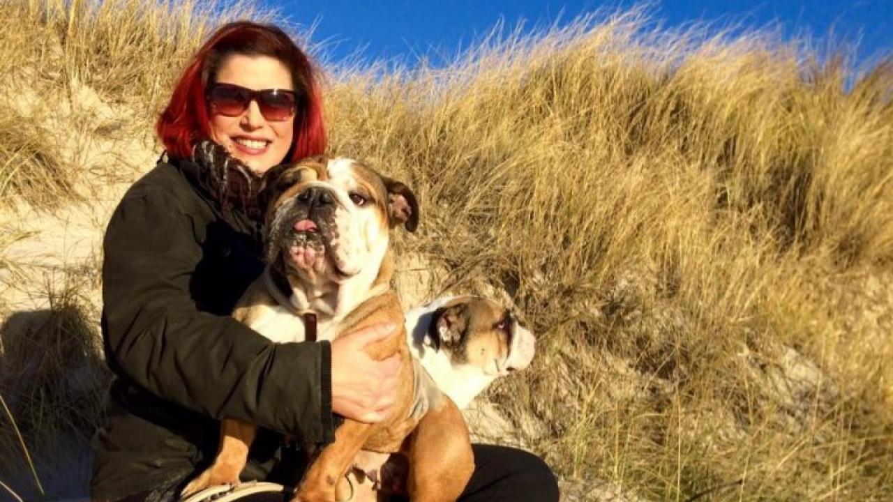 Silke mit ihrer Bulldogge am Strand beim Mantrailing