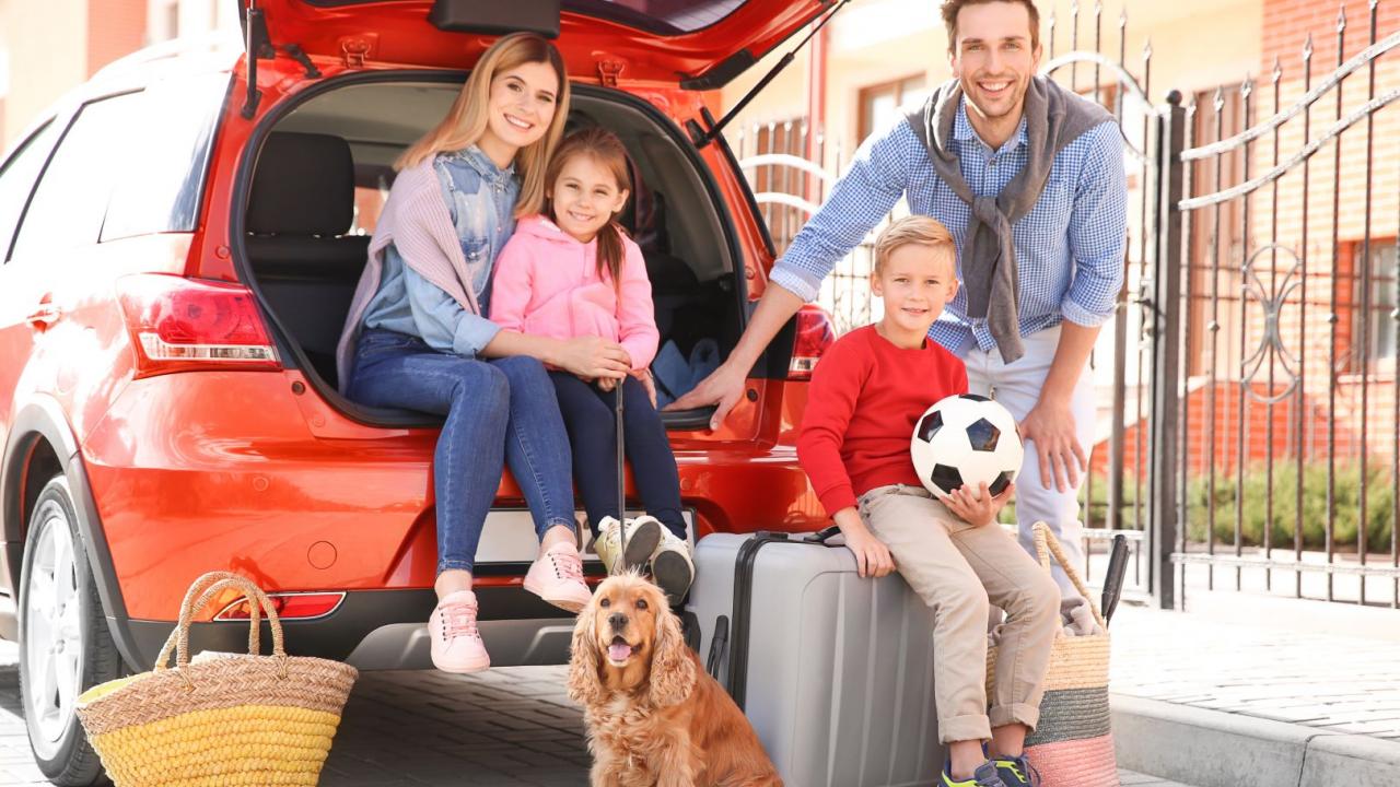 Die ganze Familie freut sich auf den gemeinsamen Urlaub mit Hund